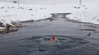 Kar Yağarken 13 Derece Tuzlu Suda Yüzdü: Görenler Şaşkına Döndü