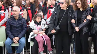 Şehit babasını oyuncağına sarılarak bekledi