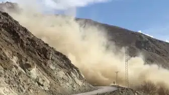 Dinamitle Kontrollü Patlatma: Tehlikeli Kayalar Temizlendi