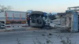 Sanayi Kavşağı’nda iki tır çarpıştı: Ortalık savaş alanına döndü!