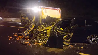 TEM’de dehşet! Otomobil meyve yüklü kamyonete çarptı