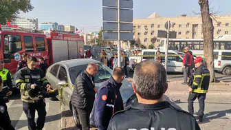 Sürücü Kontrolü Kaybetti: Kayseri'de Otomobil Yayaların Arasına Girdi