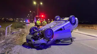 Sürücü ve Yolcu Yaralandı: Otomobil Takla Attı