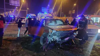 Otomobiller kavşakta çarpıştı: Havalimanı yolu savaş alanına döndü!