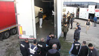 Emniyetin Dikkati Ortaya Çıkardı! Dorseden 28 Kaçak Göçmen Çıktı