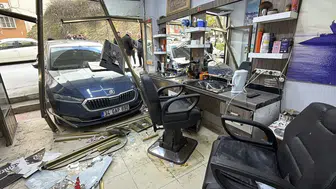 Tıraş olurken araba çarptı! El freni unutuldu, otomobil berber dükkanına daldı