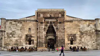 Sivas Buruciye Medresesi Nerede? Tarihi ve Özellikleri