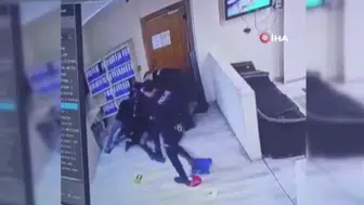 Polis merkezinde film gibi anlar! Bekçinin başına silah dayadı