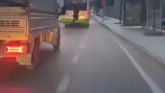 Bursa’da trafikte akıl almaz anlar! Otobüsün arkasında tehlikeli yolculuk kameraya yansıdı