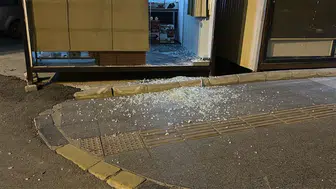 İskenderun'da araç ve dükkanlara taşlı saldırı! 6 araç 4 iş yeri paramparça oldu