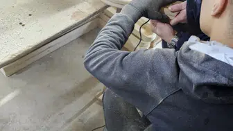 Genç işçi elini çivi tabancasıyla ahşaba çaktı