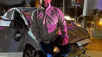 Hurdaya dönen araçtan sağ kurtulan sürücü, o anı poz vererek kutladı!