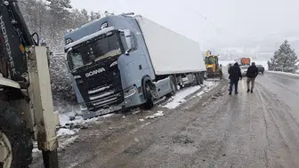 Kar yağışı felaketi getirdi! Bolu-Nallıhan yolunda tır şarampole uçtu