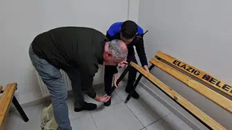 Elazığ'da bir dilencinin para saklama yöntemi şaşkına çevirdi! Cami önünde yakayı ele verdi