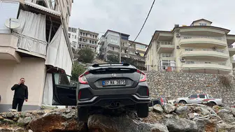 Geri geri manevra faciası! SUV şarampole asılı kaldı