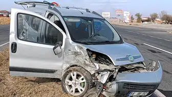 Hastane dönüşü feci kaza! Tır gelmeden geçerim dedi, çarpıştılar