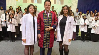 Genç eczacılar beyaz önlükle tanıştı