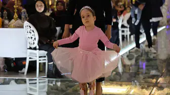 SMA Teşhisi Konulan Asya, Sahneye Çıkarak Bale Yaptı