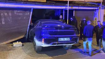 Sivas’ta Fren Yerine Gaza Bastı: Otomobil Markete Daldı!