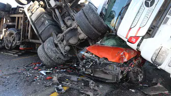 Posof’ta buz faciası! 3 araç birbirine girdi