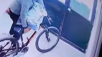 Kameraya yakalanan hırsızdan şikâyetçi olmadı, bir öğütle yetindi: 'Gençsin, helal yoldan kazan!'