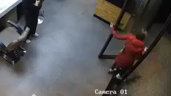 Esenyurt’ta pes dedirten olay! Saçını yaptırdıktan sonra 'Kart Arabada' deyip ortadan kayboldu