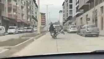 Pes Dedirten Görüntü: Tüp Taşıyan Motosikletli Tek Teker Gitti!