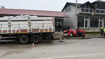 Kırmızı ışıkta duruyordu, kamyon çarptı: Araç adeta yok oldu