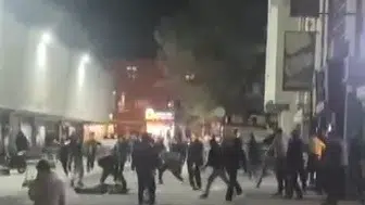 Erzincan’da husumetli gruplar hastane önünde çatıştı! Tabureler havada uçuştu