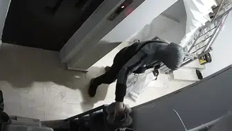 Sultangazi’de hırsızlar ayakkabıları poşet poşet çaldı!