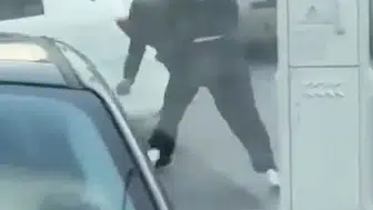 İstanbul’da pes dedirten olay! Çocuklar yumruk yumruğa kavga etti, herkes izlemekle yetindi