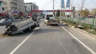 Malatya’da hastane önü savaş alanına döndü! Araçlar takla attı