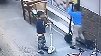 Küçük hırsızlar! Boyundan büyük scooter’ı çalıp yerine oyuncağını bıraktılar