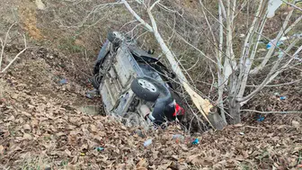 Direksiyon hakimiyetini kaybetti, otomobil şarampole uçtu! 4 yaralı