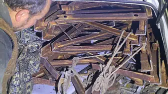 Bilecik'te ilginç hırsızlık! Elektrik direğine ait demirleri sırtlayıp gitti