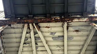 Korku Dolu Anlar: Köprüden Kopan Parçalar Arabayı Hurdaya Çevirdi