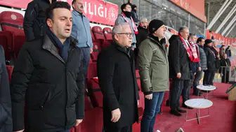 Sivas Protokolü Tribünde: Vali Şimşek ve Başkan Uzun’dan Sivasspor’a Tam Destek!