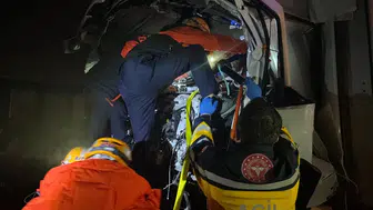 Sivas-Kayseri yolunda feci kaza! Kamyon devrildi, otobüs çarptı 8 kişi yaralandı