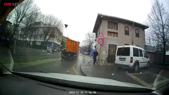 Üsküdar'da kamyonun kapağı açıldı: Gazeteciler ve yayalar ölümden döndü!