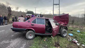 Zonguldak’ta kaza paniği! Kontrolden çıkan araç direğe saplandı