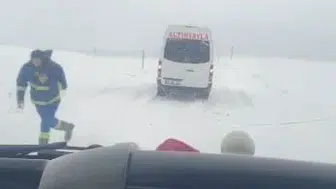 Sivas'ta Kar Esareti: Altınyayla Yolunda Tırlar Makas Attı!