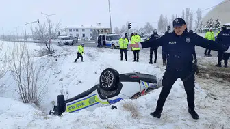 Erzincan–Sivas Yolunda Polis Aracı Şarampole Yuvarlandı: 2 Yaralı