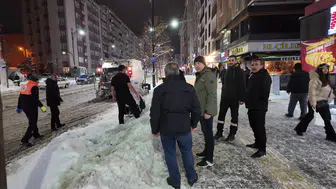 Sivas’ta Kar Mağduru Yolcuları Başkan Evlerine Bıraktı