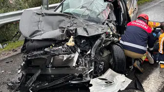 İzmir çevre yolu’nda dehşet anları: 4 araç birbirine girdi, yaralı araçta mahsur kaldı