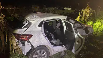 Osmaneli yolunda facianın eşiğinden dönüldü! Otomobil tırlara daldı: 2 yaralı