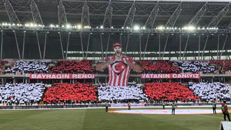 4 Eylül Stadyumu Al-Yıldız'a Büründü: Anlamlı Koreografi Nefes Kesti!