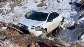 Buzlanan yolda dehşet! Otomobil köprüden dereye uçtu