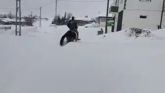 Kar Çilesi: Ağılına At Sırtında Gidip Hayvanlarını Besledi