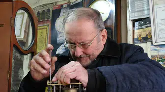 Yarım Asırlık Sabır: 8 Metrekarede Zamana Ayar Veriyor