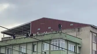 Bursa’da nefes kesen anlar! 5 katlı binanın çatısında intihar girişimi
